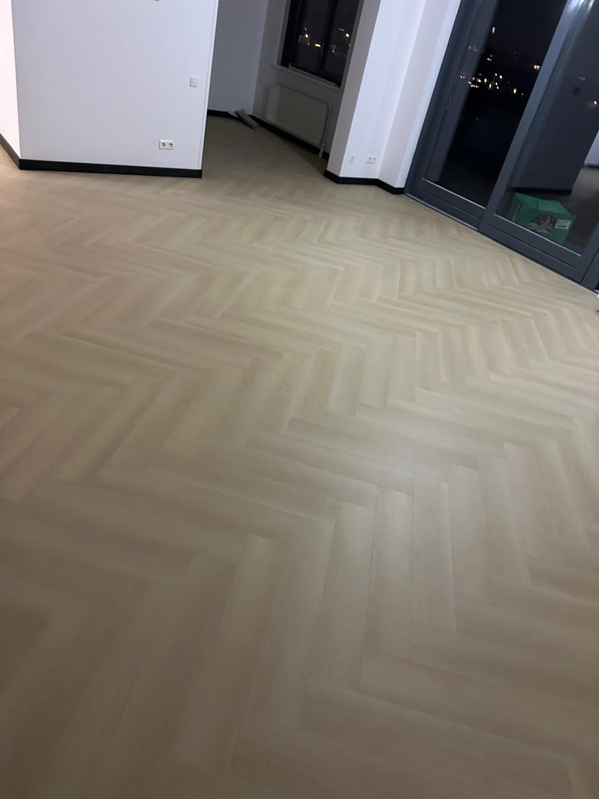 Vakman legt een visgraatvloer